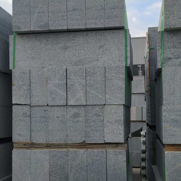 華城石材加工廠 專業(yè)的路邊石供應商與石材加工服務